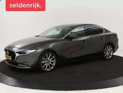 Grijs, metallic lak Gebruikt 2020 Mazda 3 Luxury Sedan | € 18.900 (Eerlijke prijs)