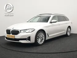 Wit, metallic lak Gebruikt 2021 BMW 530 Luxury Line Stationwagen | € 33.930 (Super prijs)