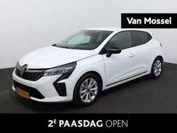 Wit Gebruikt 2024 Renault Clio V Evolution Hatchback | € 22.930 (Eerlijke prijs)