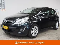 Zwart, metallic lak Gebruikt 2012 Opel Corsa Selection Hatchback | € 5.945 (Eerlijke prijs)