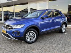 Blauw Gebruikt 2023 VW T-Roc Life SUV | € 24.995 (Eerlijke prijs)