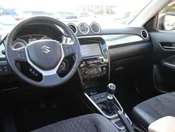 Zwart Gebruikt 2022 Suzuki Vitara Style SUV | € 23.450 (Eerlijke prijs)