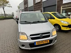 Zilver, metallic lak Gebruikt 2004 Opel Agila Essentia MPV | € 600 (Eerlijke prijs)
