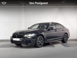 Saphirschwarz metallic (zwart metallic) Gebruikt 2022 BMW 530e Executive Sedan | € 41.900 (Eerlijke prijs)