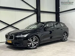 Zwart, metallic lak Gebruikt 2019 Volvo V60 R-Design Stationwagen | € 31.940 (Eerlijke prijs)