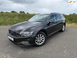 Grijs Gebruikt 2023 VW Passat Business Stationwagen | € 24.750 (Eerlijke prijs)