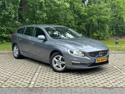 Grijs, metallic lak Gebruikt 2017 Volvo V60 Stationwagen | € 12.445 (Eerlijke prijs)