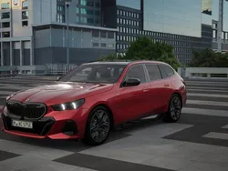 Rood Nieuw 2025 BMW 530e Executive Stationwagen | € 92.046 (Eerlijke prijs)