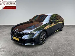 Grijs, metallic lak Gebruikt 2023 BMW 520 M Sport Sedan | € 58.899 (Eerlijke prijs)