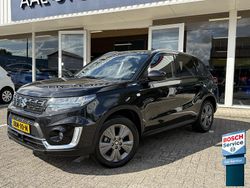 Zwart, metallic lak Gebruikt 2021 Suzuki Vitara SUV | € 25.495 (Eerlijke prijs)