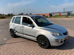 Zilver Gebruikt 2003 Mazda 2 Exclusive Stationwagen | € 1.150 (Eerlijke prijs)