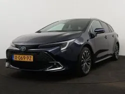 Blauw metallic Gebruikt 2024 Toyota Corolla Edition Stationwagen | € 32.225 (Iets duurder)