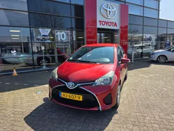 Rood Gebruikt 2015 Toyota Yaris Hybrid Hatchback | € 11.950 (Iets duurder)