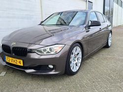 Bruin, metallic lak Gebruikt 2012 BMW 320 Executive Sedan | € 7.950 (Eerlijke prijs)