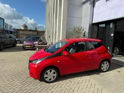 Rood Gebruikt 2014 Toyota Aygo X-play Hatchback | € 5.950 (Eerlijke prijs)