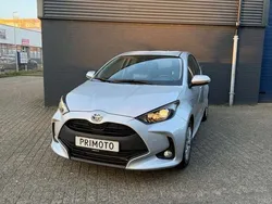 Grijs, metallic lak Gebruikt 2021 Toyota Yaris Hybrid Active Hatchback | € 18.750 (Eerlijke prijs)