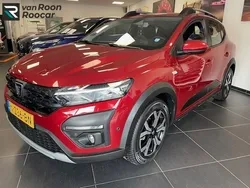 Rood, metallic lak Gebruikt 2021 Dacia Sandero Comfort Hatchback | € 16.995 (Iets duurder)