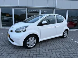 Wit Gebruikt 2010 Toyota Aygo Comfort Hatchback | € 4.599 (Eerlijke prijs)