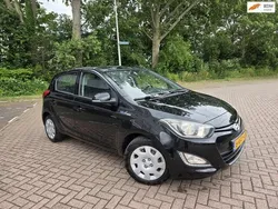 Zwart, metallic lak Gebruikt 2013 Hyundai i20 Hatchback | € 6.499 (Eerlijke prijs)