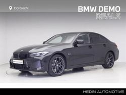 Saphirschwarz metallic (zwart metallic) Gebruikt 2024 BMW 320e Shadowline Sedan | € 41.895 (Goede deal)