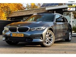 Grijs (metallic) Gebruikt 2021 BMW 318 Executive Stationwagen | € 31.999 (Iets duurder)