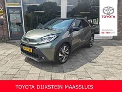 Groen, metallic lak Gebruikt 2022 Toyota Aygo Envy Hatchback | € 18.950 (Iets duurder)
