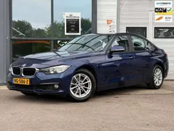 Blauw, metallic lak Gebruikt 2015 BMW 318 Executive Sedan | € 14.999 (Goede deal)