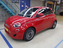 Rood Nieuw 2024 Fiat 500e Comfort Hatchback | € 24.400 (Goede deal)