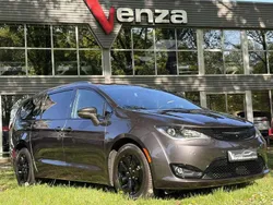 Grijs, metallic lak Gebruikt 2020 Chrysler Voyager Limited MPV | € 45.999
