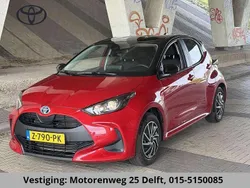 Rood, metallic lak Gebruikt 2022 Toyota Yaris Hybrid Hatchback | € 21.800 (Eerlijke prijs)