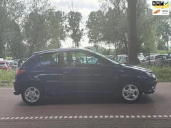 Blauw, metallic lak Gebruikt 2003 Peugeot 206 Hatchback | € 999 (Eerlijke prijs)