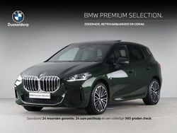 Groen, metallic lak Gebruikt 2025 BMW 225 Active Tourer Comfort Edition MPV | € 45.950 (Eerlijke prijs)