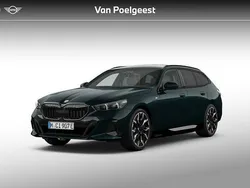 Bmw individual malachite dark green metallic (groen metallic) Nieuw 2025 BMW 530e M Sport Stationwagen | € 102.421