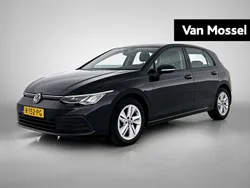 Zwart Gebruikt 2022 VW Golf VIII Life Hatchback | € 21.900 (Eerlijke prijs)