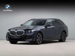 Zwart, metallic lak Nieuw 2024 BMW 550e M Sport Stationwagen | € 92.791