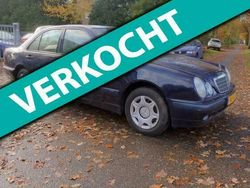 Blauw Gebruikt 2001 Mercedes E200 Classic Sedan | € 1.295