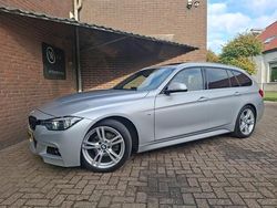 Grijs (metallic) Gebruikt 2019 BMW 318 M Sport Stationwagen | € 21.990 (Eerlijke prijs)