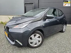 Grijs Gebruikt 2015 Toyota Aygo X-play Hatchback | € 4.640 (Eerlijke prijs)