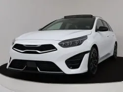 Snow white pearl (wit metallic) Gebruikt 2024 Kia Ceed Sportswagon GT-Line Stationwagen | € 29.950 (Eerlijke prijs)