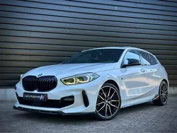 Wit / alpinweiss iii Gebruikt 2021 BMW 118 M Performance Hatchback | € 24.950 (Iets duurder)