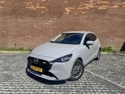 Aero grey (grijs metallic) Gebruikt 2024 Mazda 2 Exclusive-Line Hatchback | € 22.845 (Eerlijke prijs)