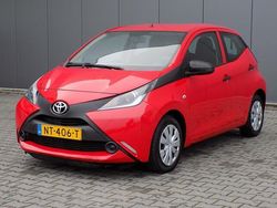 Rood Gebruikt 2017 Toyota Aygo Hatchback | € 3.950 (Super prijs)