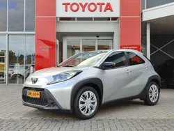 , metallic lak Gebruikt 2023 Toyota Aygo Play Hatchback | € 15.900 (Goede deal)