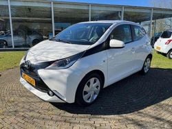 Wit Gebruikt 2016 Toyota Aygo Play Hatchback | € 7.700 (Eerlijke prijs)