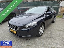 Blauw Gebruikt 2016 Volvo V40 Momentum Stationwagen | € 10.890 (Eerlijke prijs)