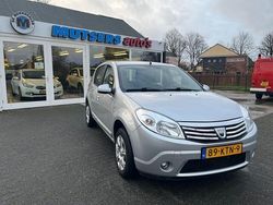 Grijs (metallic) Gebruikt 2010 Dacia Sandero Lauréate Hatchback | € 3.750 (Eerlijke prijs)