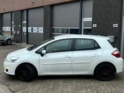Wit Gebruikt 2010 Toyota Auris Hybrid Sedan | € 10.999 (Eerlijke prijs)