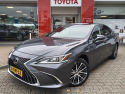 Grijs (metallic) Gebruikt 2023 Lexus ES300H Business Edition Sedan | € 42.995 (Super prijs)
