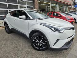 Wit Gebruikt 2017 Toyota C-HR Executive SUV | € 16.950 (Eerlijke prijs)