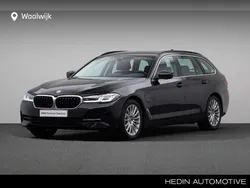 Zwart Gebruikt 2022 BMW 520 Executive Stationwagen | € 36.880 (Goede deal)